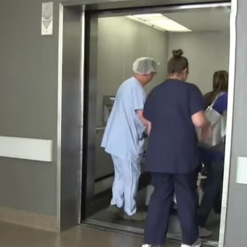 Elevador de maca hospitalar VTEH101 com acionamento CA de alta capacidade com certificação ISO para transporte de maca de paciente, operação segura e suave
